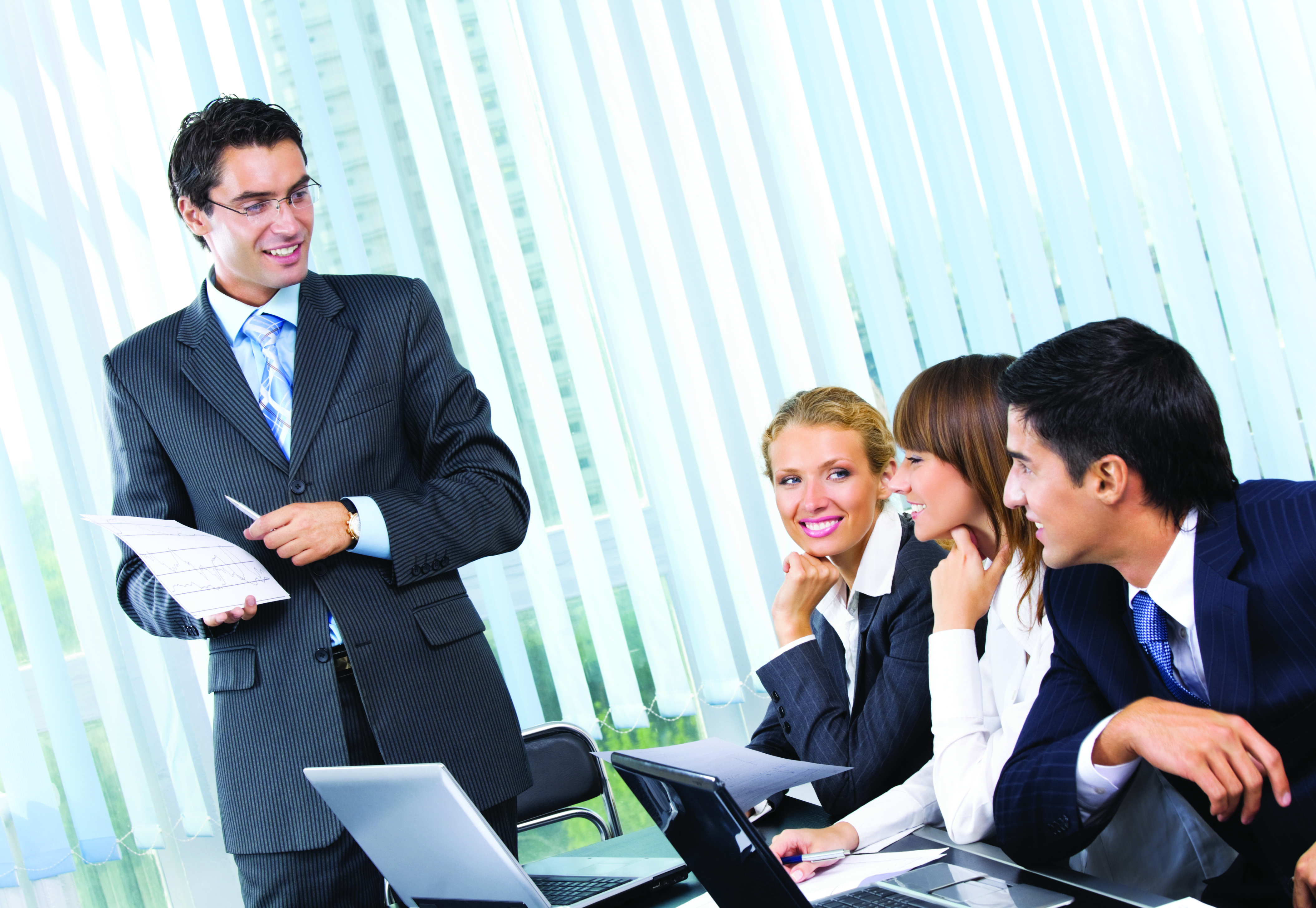 Skupina sodelavcev na sestanku diskutira nove ideje