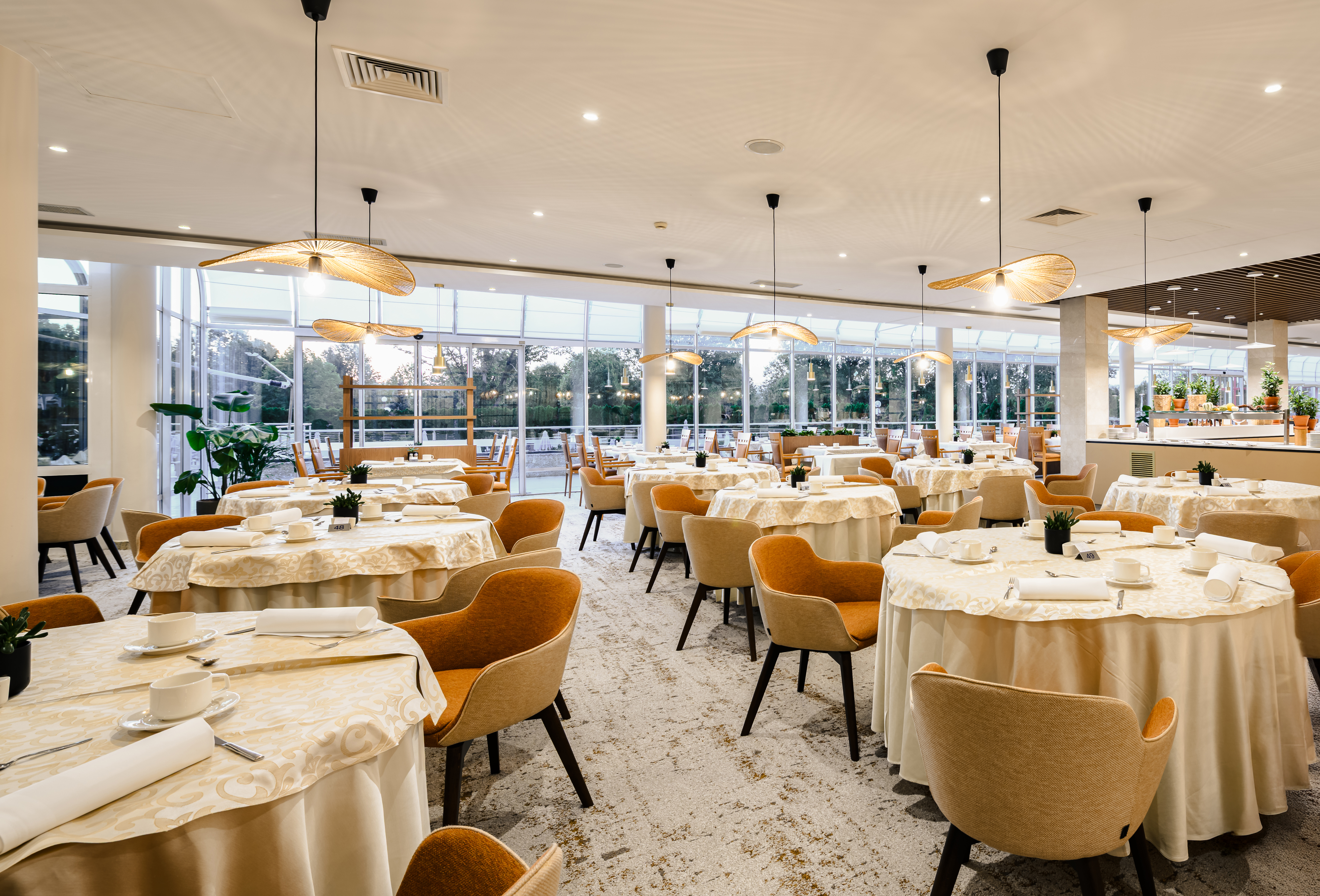 Pogled na jedilnico s pogrnjenimi mizami v restavraciji Hotela Livada Prestige