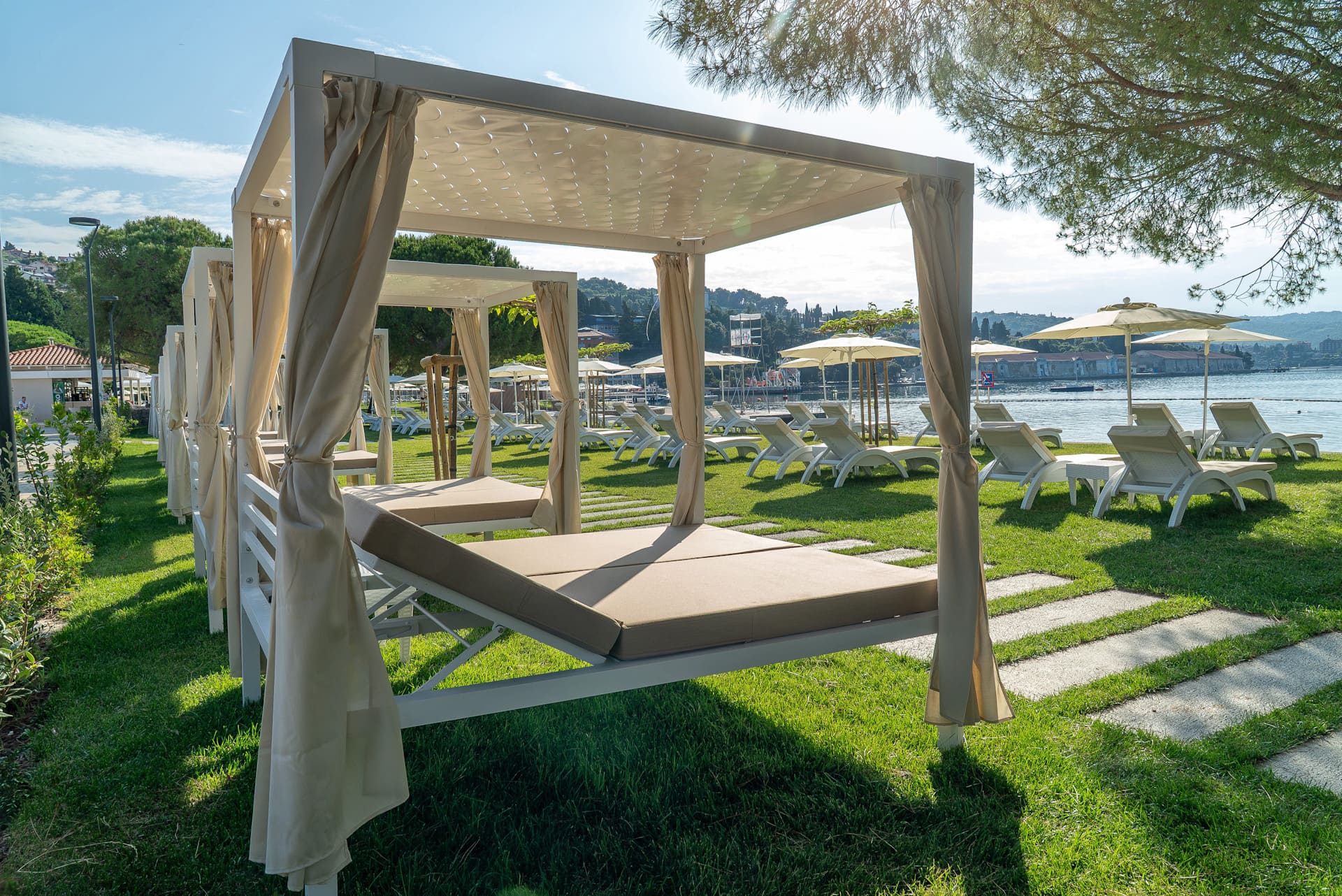 Ležalniki in cabane na Plaži Istriana v St. Bernardin Resortu Portorož.