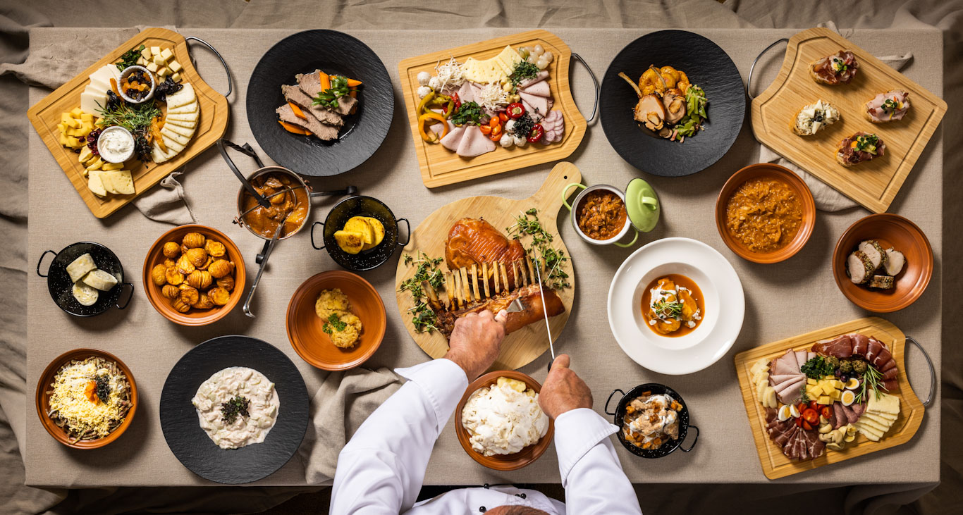 Miza polna prekmurskih dobrot: narezek, namazi, meso, krompir, dodoli, štruklji, zelenjava