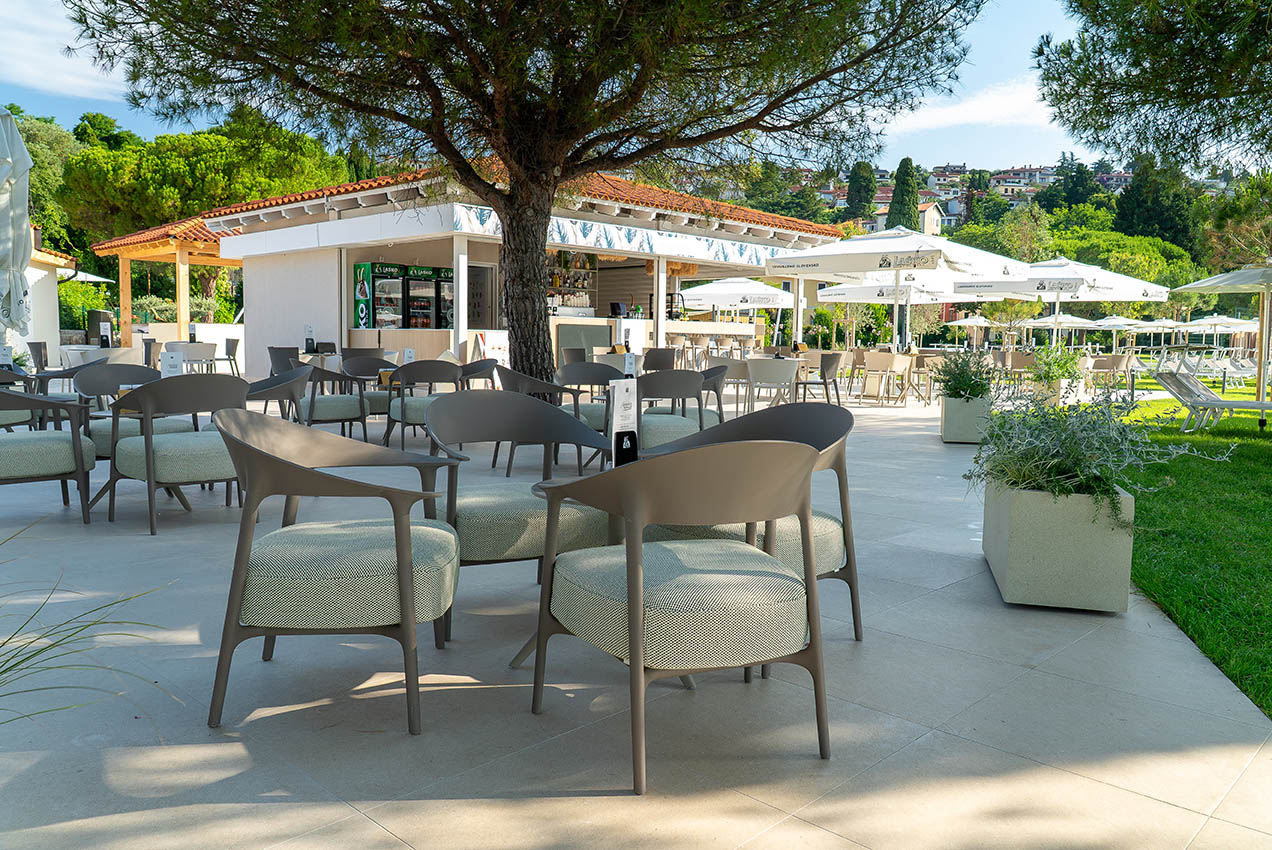 Terasa Beach Bara na Plaži Istriana v Portorožu.