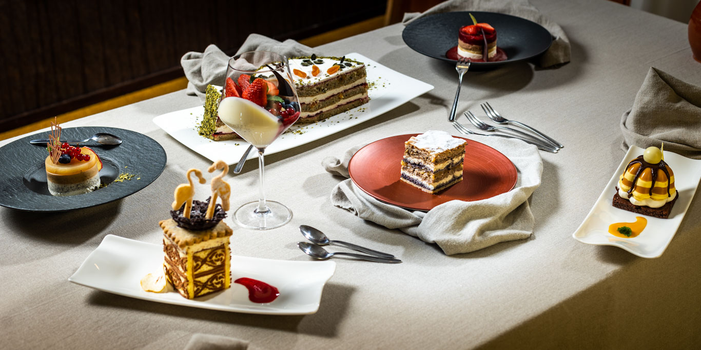 Polno obložena miza sladkih dobrot