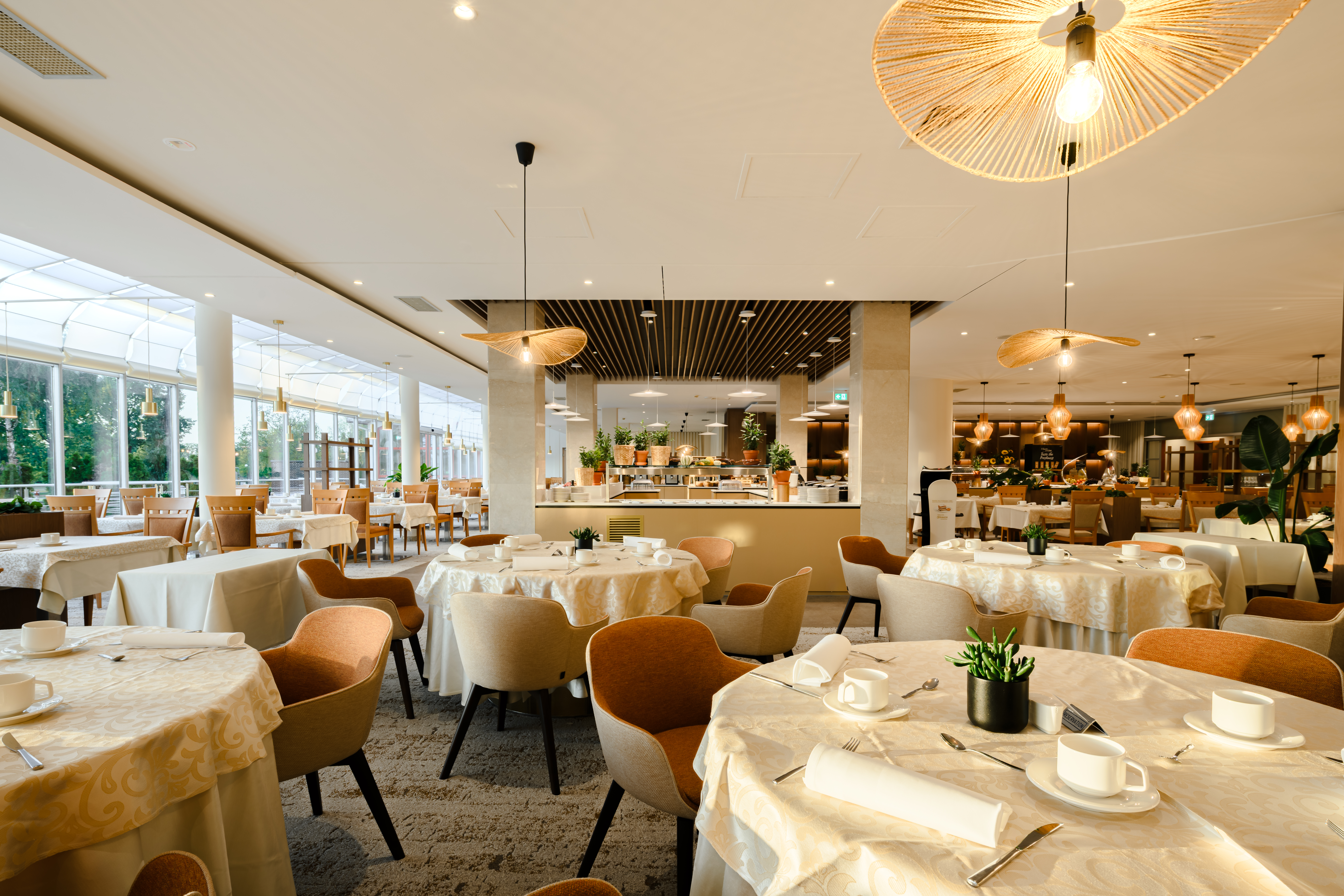 Notranjost restavracije s pogrnjenimi mizami v Hotelu Livada Prestige
