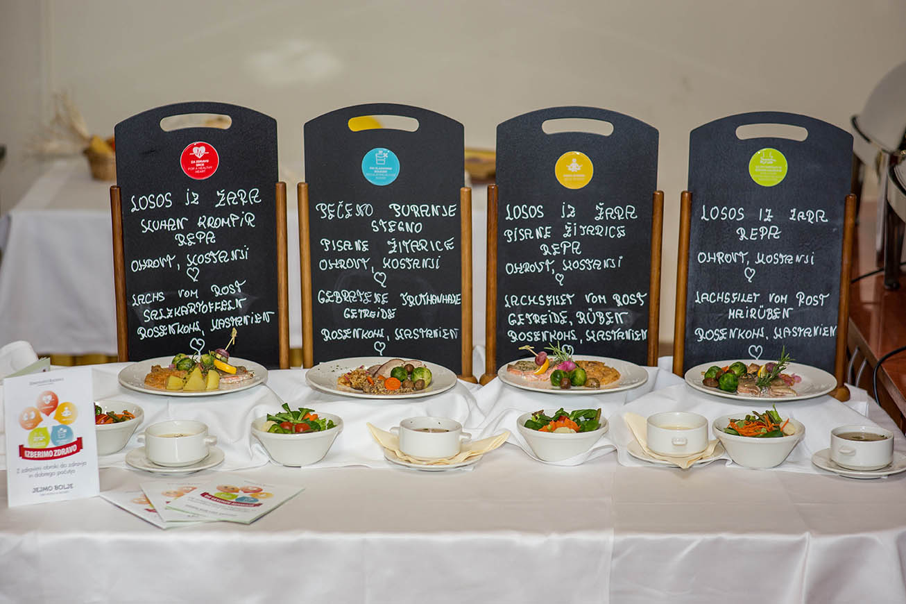 Samopostrežni bife, ki vključuje opise jedi na tabli in različne vrste jedi