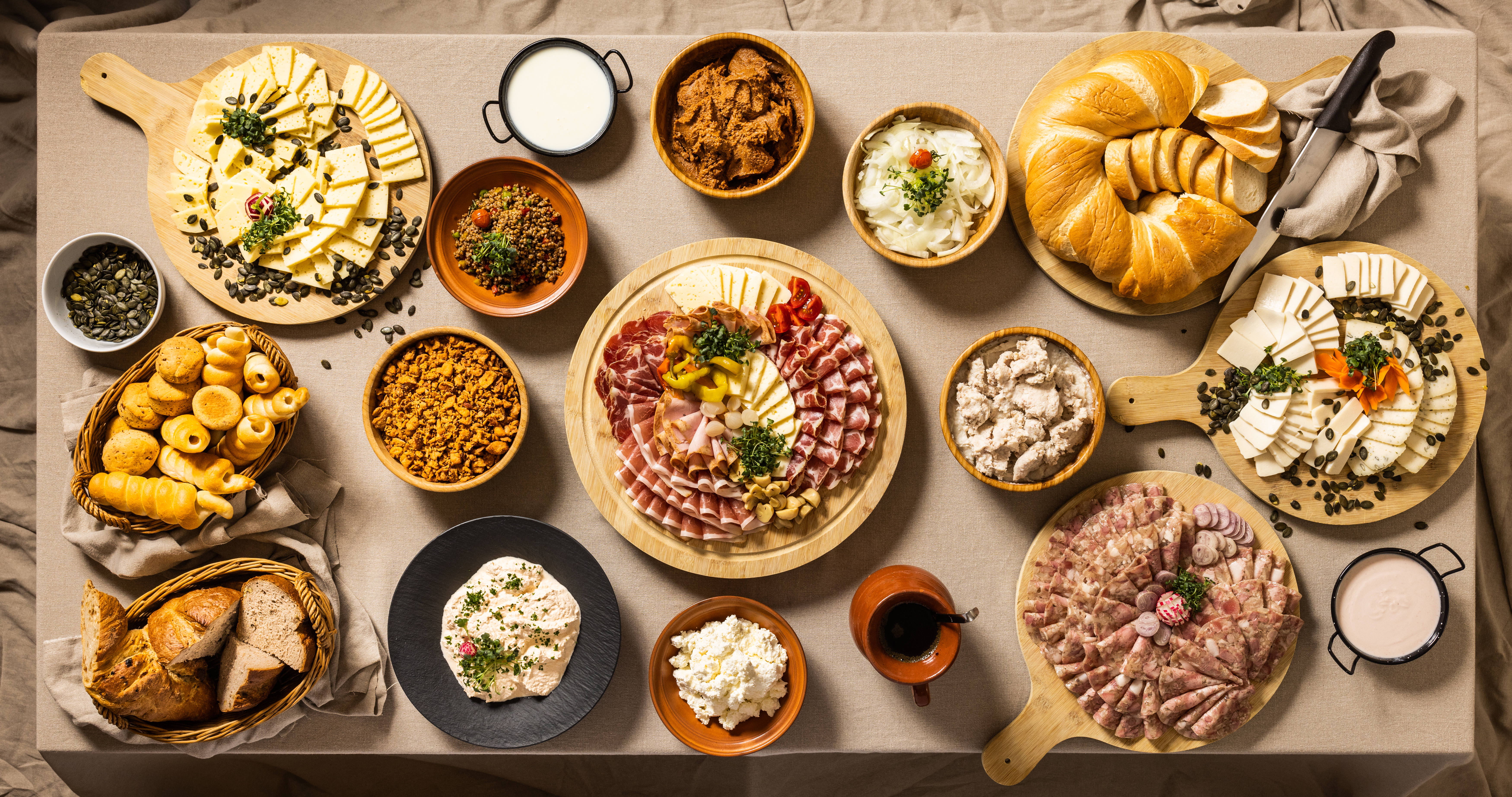 Miza polna prekmurskih dobrot: narezek, namazi, meso, krompir, dodoli, štruklji, zelenjava